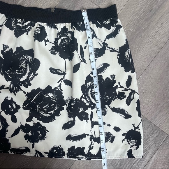 LOFT Black and White Floral Mini Skirt - Picture 4 of 8